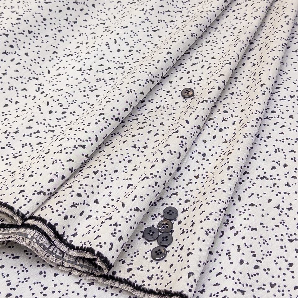 Жаккард бел. база черн точки вискоза синт. вол-но шёлк шир 140 см