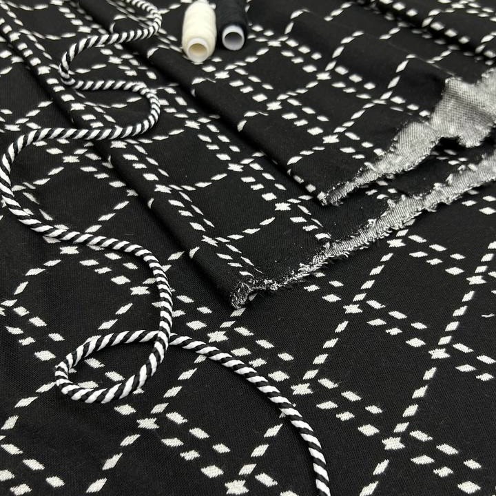 Трикотажн полотно черное белые квадраты шир 143 см.