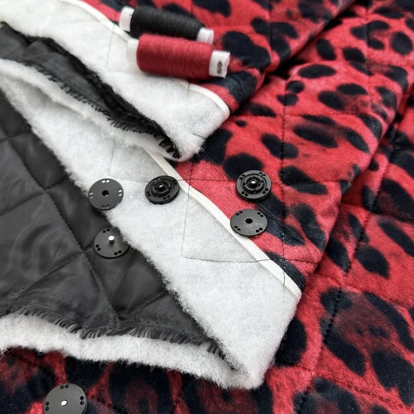 Курточная стежка,леопард на красном