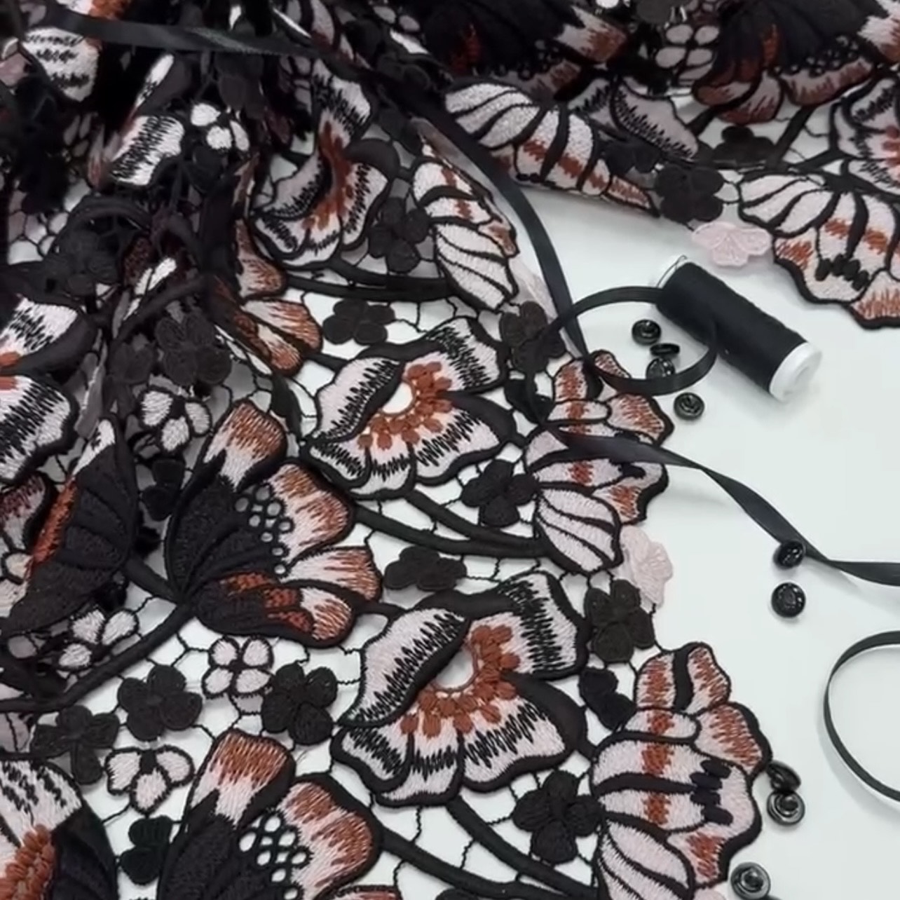 Кружевное полотно Ж.Б.Валли, вискоза 59% п\а 41%, ширина 125 см